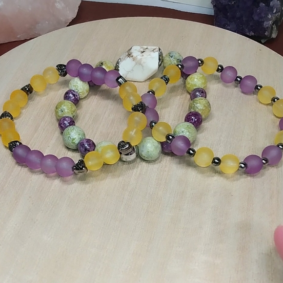 Howlite three bracelet stack - Picture 5 of 13